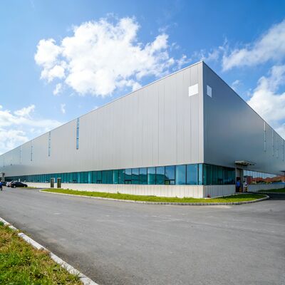 Pre Engineered Steel Structure Workshop with Light Weight Portal Frame Structure and Long Service Life